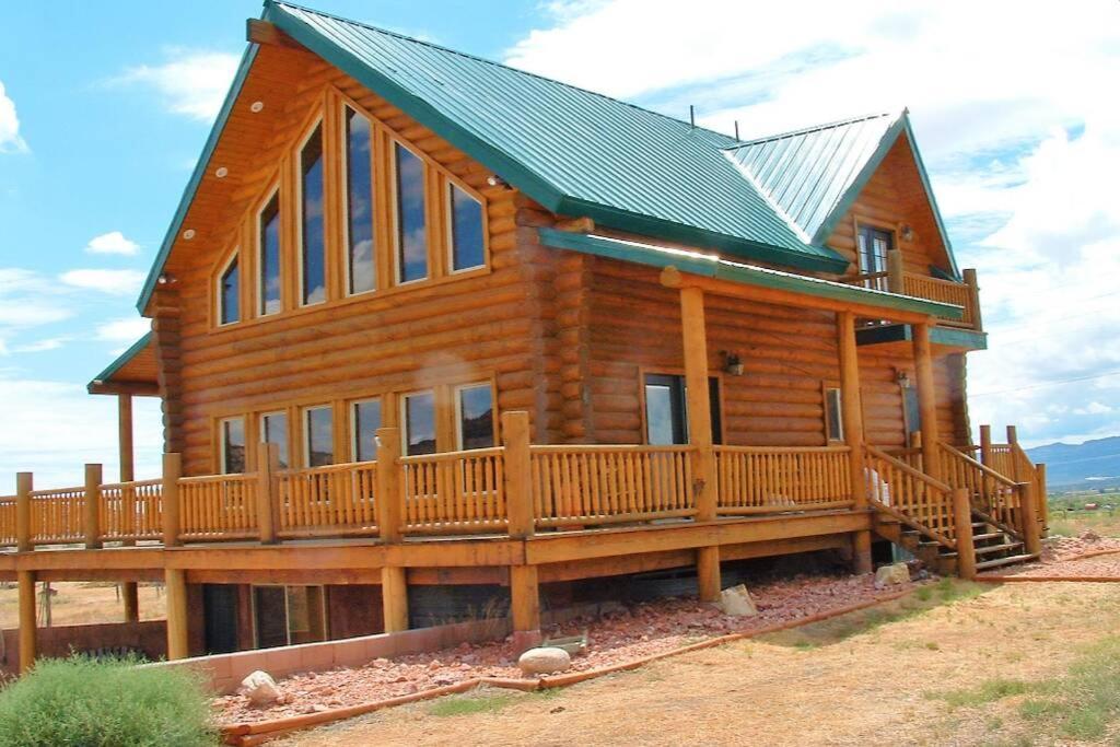 Red Rock Ranch Log Cabin: Large, Fully Furnished Ескаланте Екстериор снимка